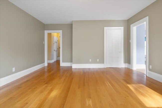 Building Photo - 33 Dunbar St