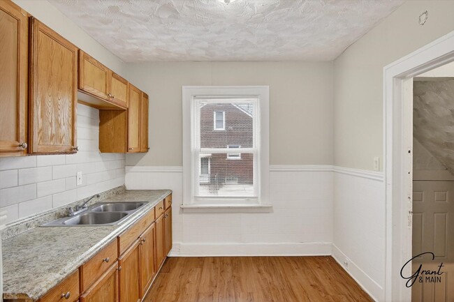 Building Photo - $1300 4 bedrooms