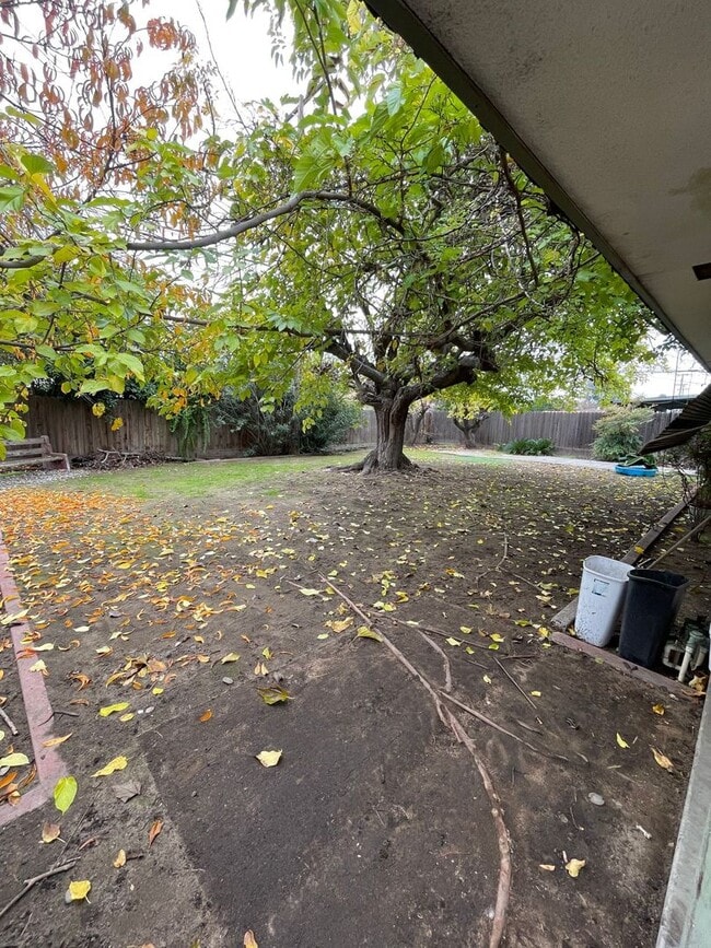 Building Photo - 4014 E Fedora Ave