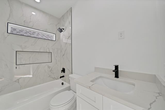 Building Photo - 2404 Scott St