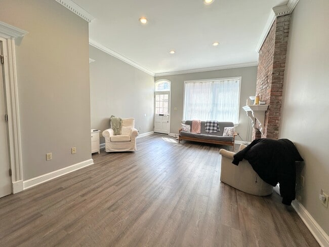 Building Photo - 2221 Jane St