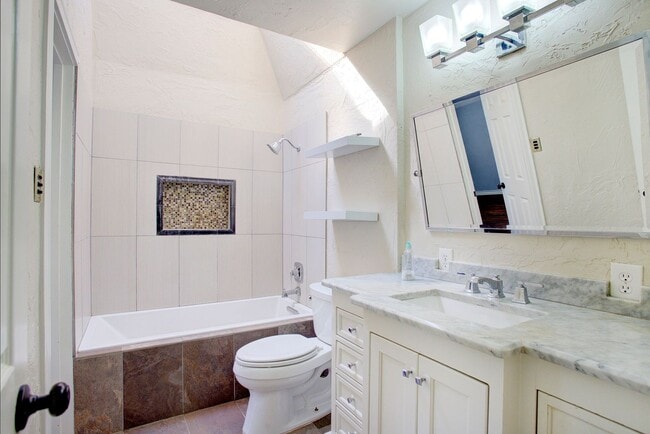 Building Photo - Available August 1st | 4 Bedroom Home with...