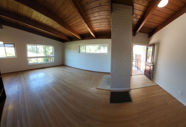 Building Photo - Large 5 Bedroom Home close to Poly Campus!!