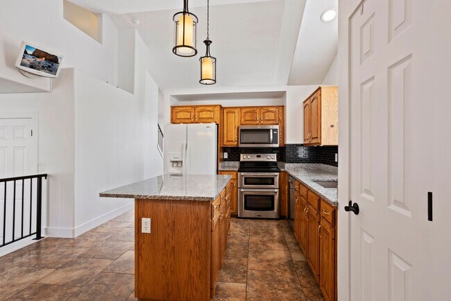 Building Photo - Spacious 4 Bedroom 3 Bathroom Layton Home