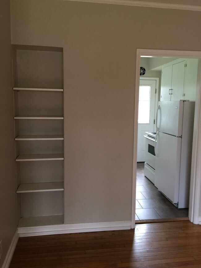 Building Photo - 1bed w/hardwoods, extra storage onsite, co...