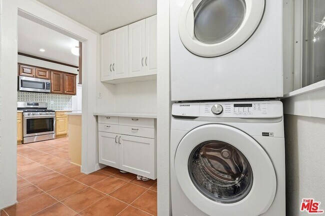 Building Photo - 1458 W 48th St