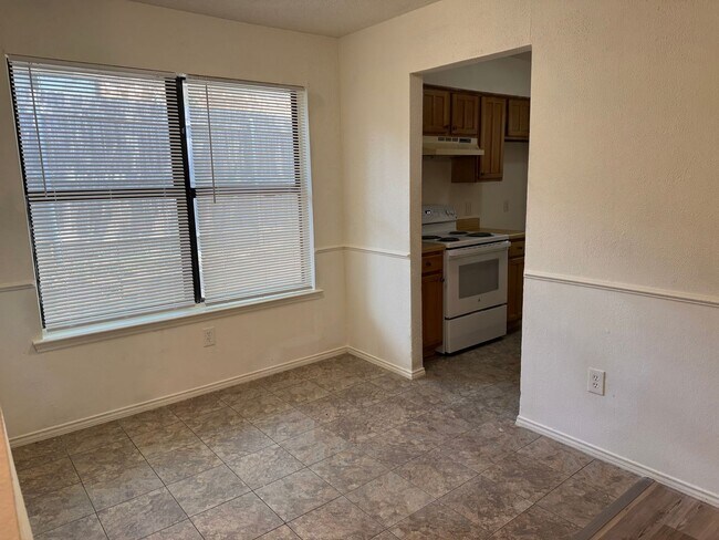 Building Photo - 716 Woodland Ct