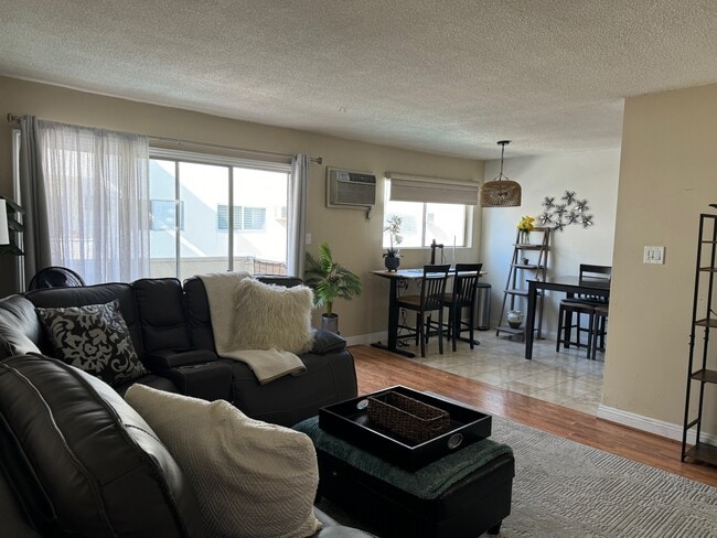 Living /Dining Room - 960 Larrabee St
