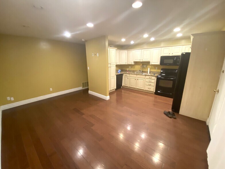 Living & Kitchen - 73 F St E