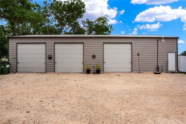 Building Photo - 2201 Cr 320