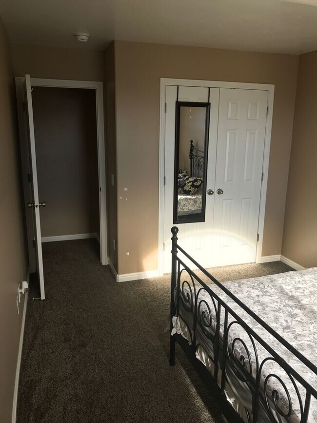 Building Photo - Beautiful 4 bedroom Riverton Townhome for ...