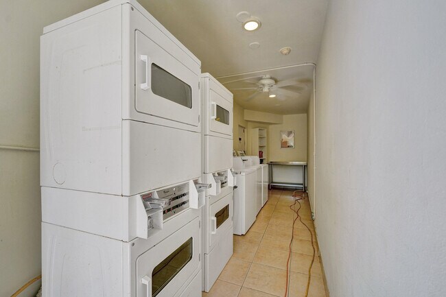 Building Photo - 1423 Holly Heights Dr