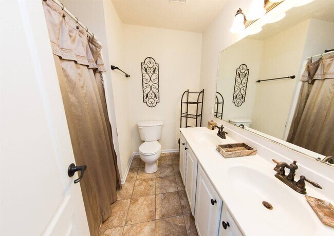 Building Photo - 2 Bedroom Townhome in Campbell County