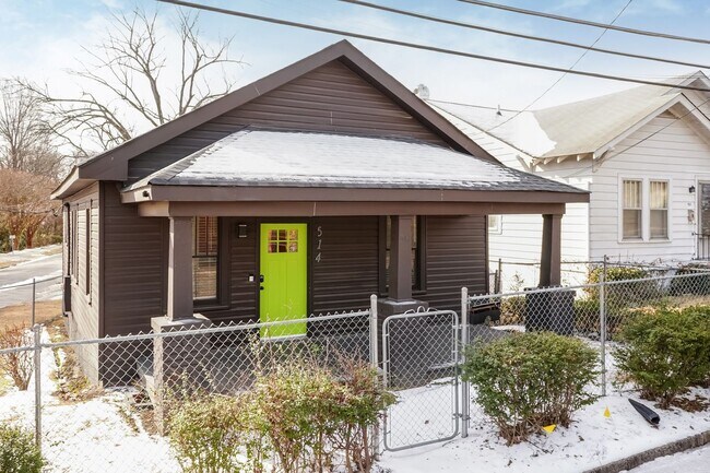 Building Photo - Three Bedroom Home!