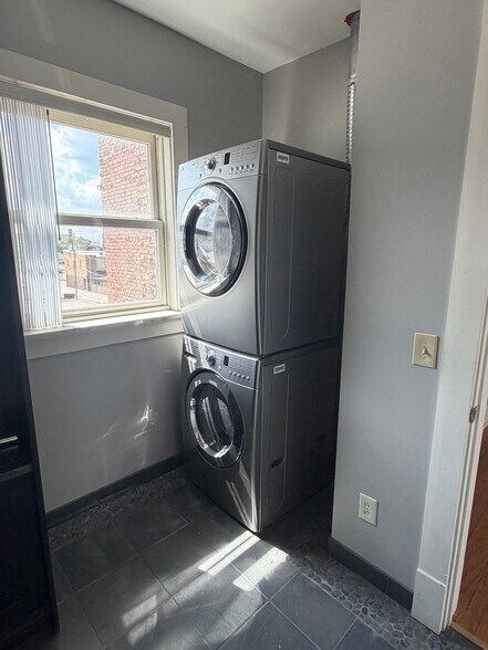 Building Photo - 421 13th St