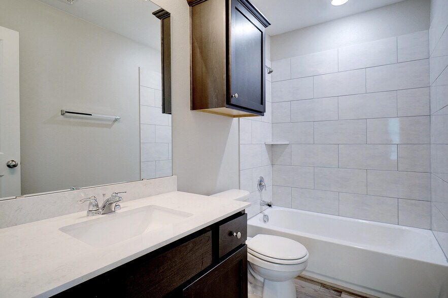 Master Bathroom - 1923 S Jennings Ave