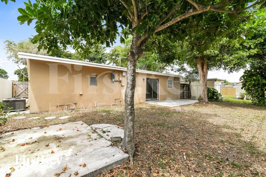 Building Photo - 7300 Ramona St