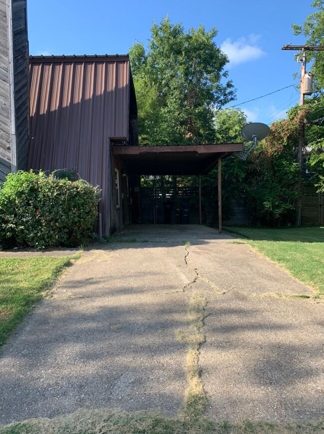 Building Photo - Affordable 2-Bedroom in the Heart of the A...