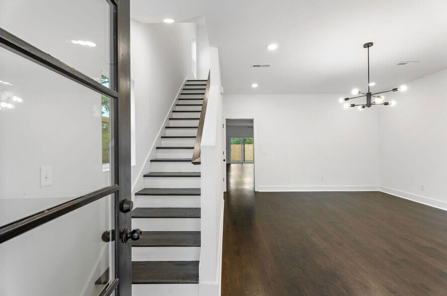 Building Photo - 2142 18th Ave N