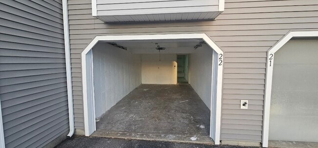 Building Photo - 94 Tennis Plaza Rd