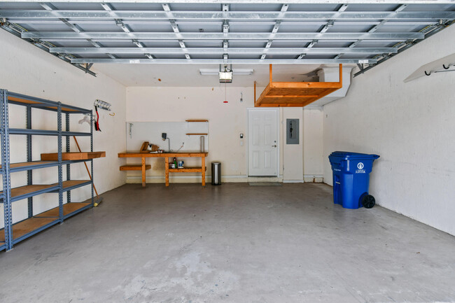 Building Photo - 147 Greenwich Cir
