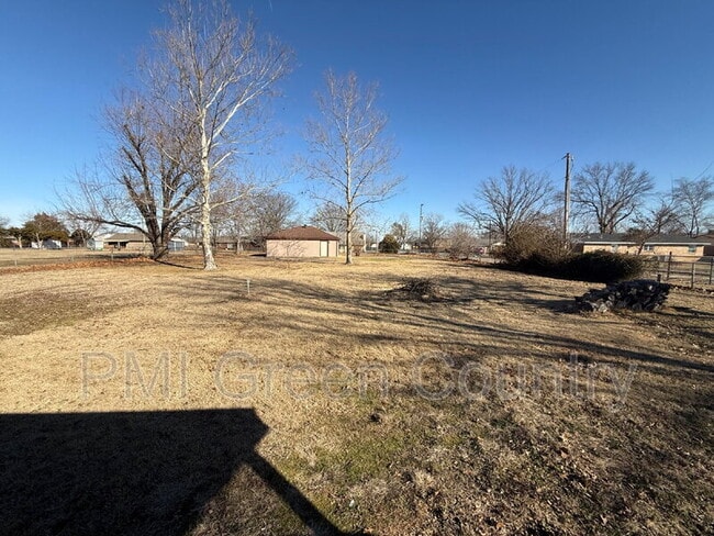 Building Photo - 241 Suburban Ln