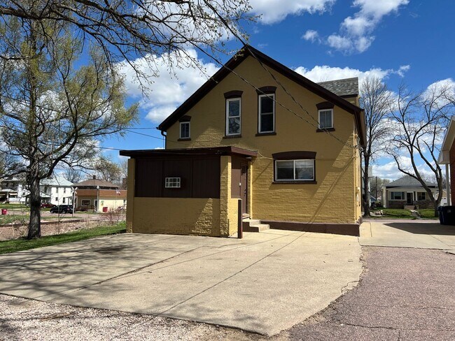 Building Photo - Newly Remodeled Modern 1-Bedroom Main Floo...