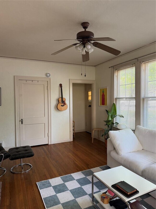 Building Photo - 1417 W Lynn St