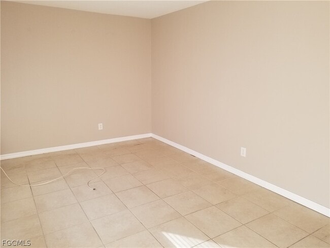 Building Photo - 907 Chenault St