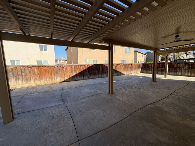 Building Photo - Beautiful 2-story home