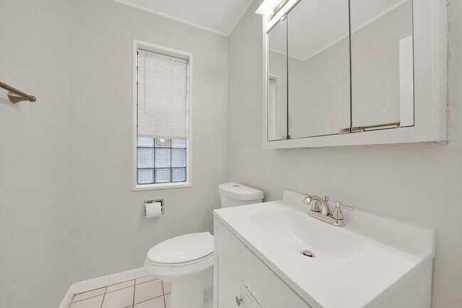 Building Photo - 2006 W Farwell Ave