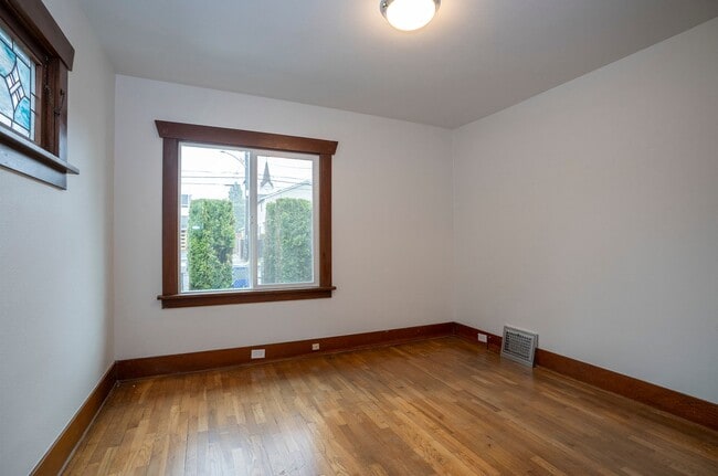 Building Photo - 4 Bedroom Craftsman Style House in Tacoma