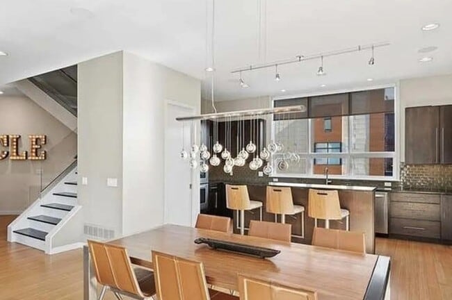 Building Photo - Gorgeous Luxury Townhome