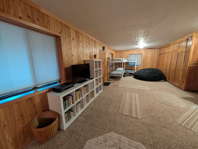 Building Photo - 7312 E Evans Creek Rd