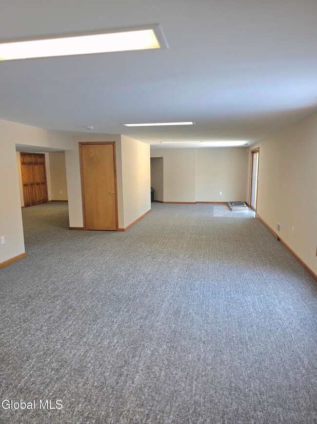 Building Photo - 7 Pineview Ct