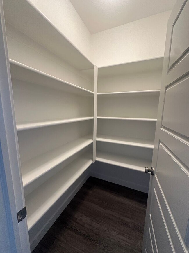 Building Photo - GET $1000 OFF THE FIRST MONTHS RENT!!!