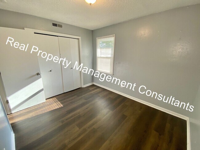 Building Photo - Free Months Rent on 2 Bedroom in Lee's Summit