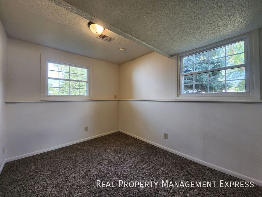 Building Photo - 2800 W McClellan St