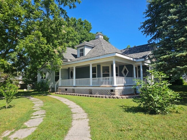 Primary Photo - Large Victorian home in Aurora