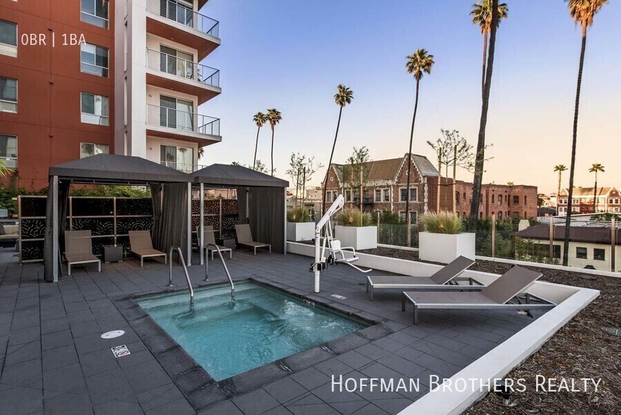 Building Photo - 453 S Kenmore Ave