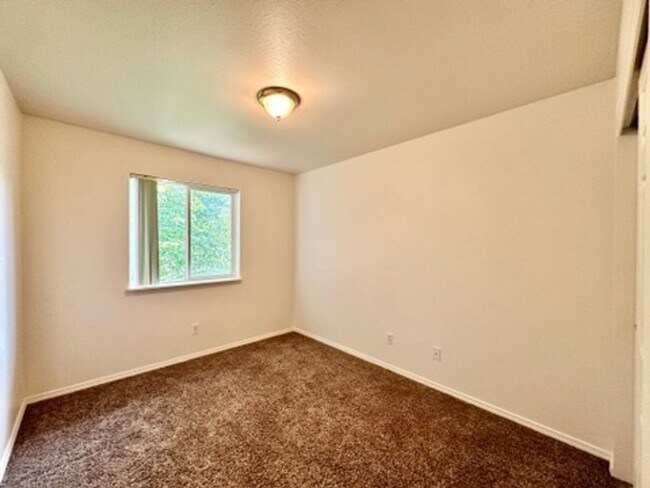 Building Photo - 382-388 E Leadora Ln
