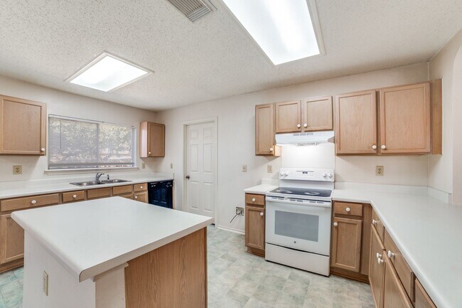 Building Photo - Welcome home to this single-story home in highly desirable Northwest Crossing