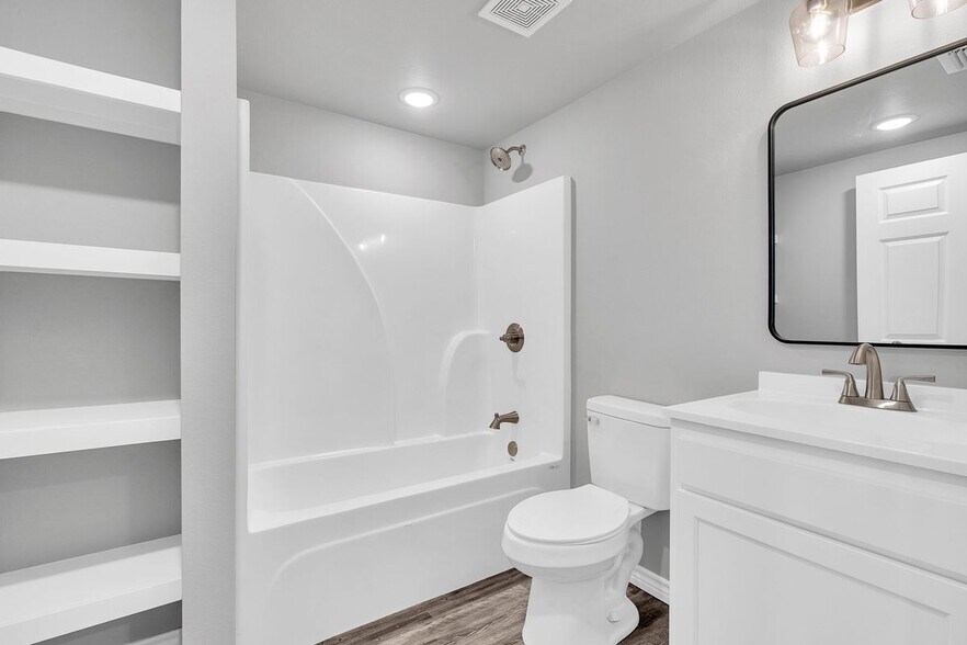 Building Photo - 518 Ranier Dr