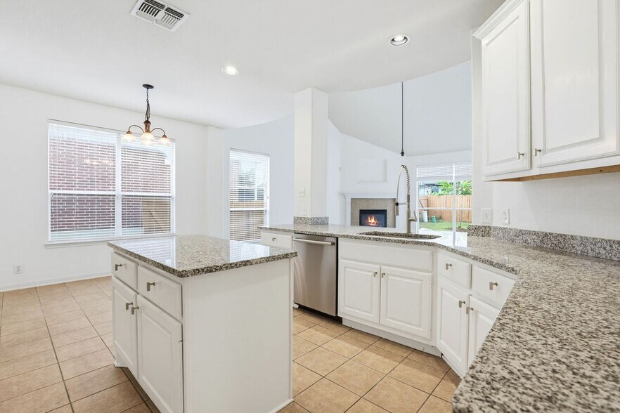 Building Photo - 3415 Highline Tr