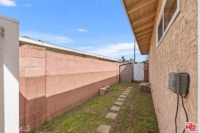 Building Photo - 4500 W Tiller Ave