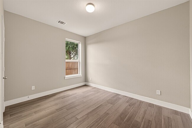 Building Photo - 2619 Lilac Point Ln