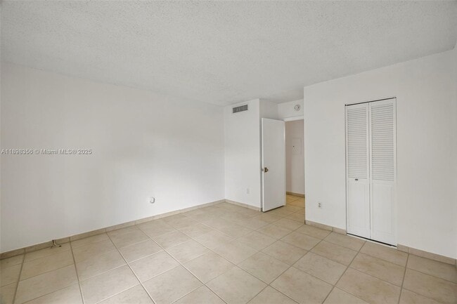 Building Photo - 10780 N Kendall Dr