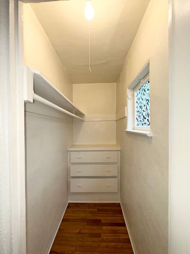 Building Photo - Charming 1-Bedroom Garden Cottage w/Garage...