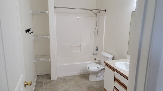 Building Photo - * MOVE IN SPECIAL* 1/2 OFF 1st FULL MONTH'...