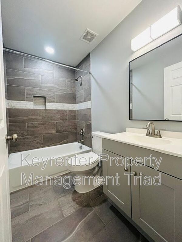 Building Photo - 1405 Leonard Ave